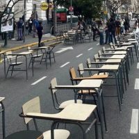 Docentes de la UBA dictan clases en la calle como protesta contra el veto universitario