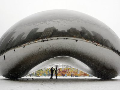 La icónica escultura "The Bean" de Chicago reabre al público tras casi un año de obras