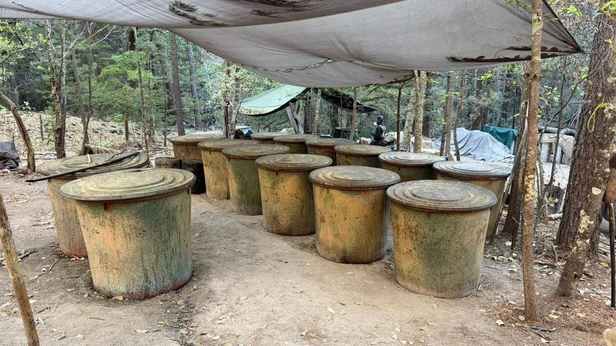 Uno de los laboratorios de metanfetamina localizados por autoridades estatales en la sierra, entre Morelos y Guachochi
