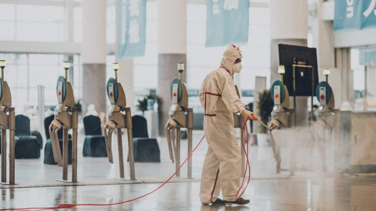 Personal sanitario en labores de higienización de espacios comunes. Fuente: (Twitter)