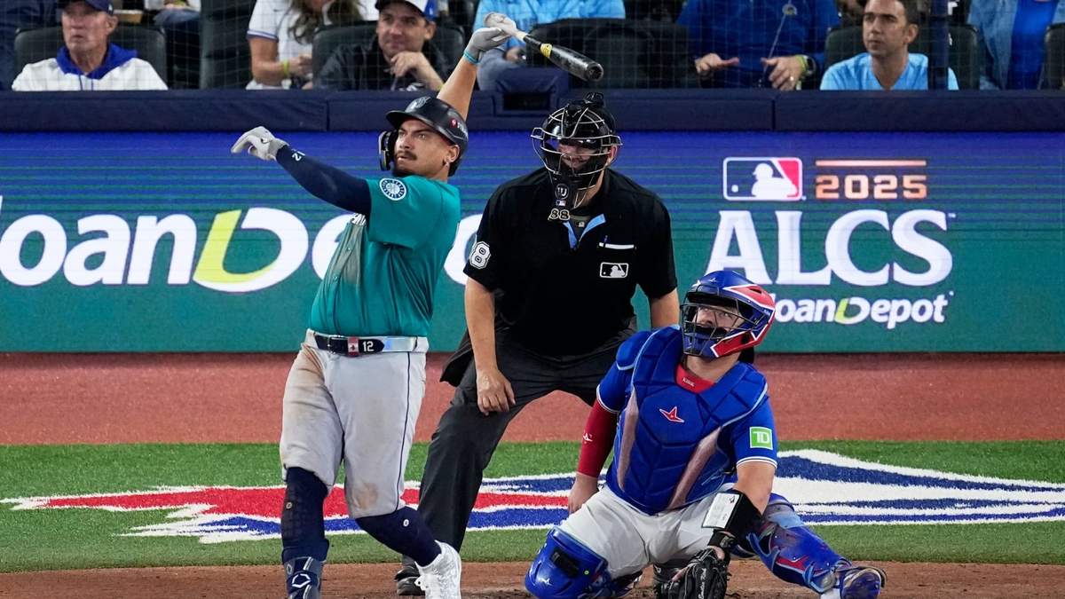 Josh Naylor, de los Marineros de Seattle, observa el vuelo de la pelota de un cuadrangular de dos carreras frente a los Azulejos