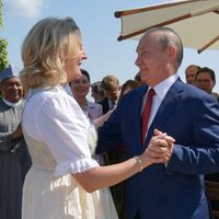 Exministra austriaca que bailó con Putin en su boda se muda a Rusia