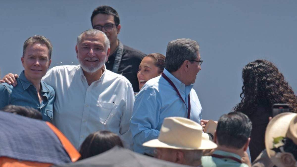 Manuel Velasco, Adán Augusto López, Ricardo Monreal y Luisa Alcalde en el momento que va pasando la mandataria Claudia Sheinbaum