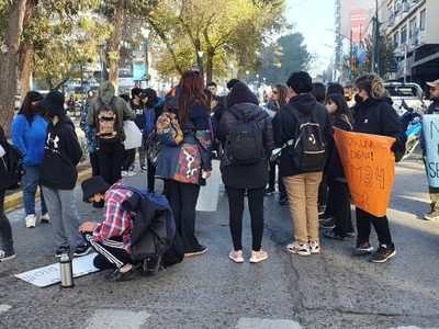 Alumnos del CPEM 34 asisten a clases en tráileres con fallas eléctricas