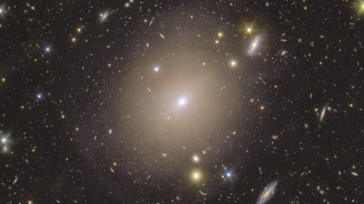 El anillo de luz que rodea el centro de la galaxia NGC 6505
