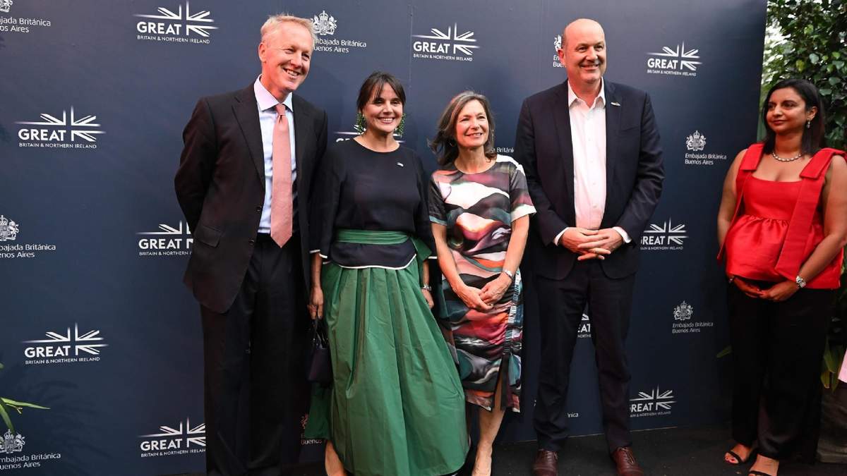 El Embajador Británico David Cairns preside el evento. El Ministro de Desregulación y Transformación del Estado, Federico Sturzenegger.