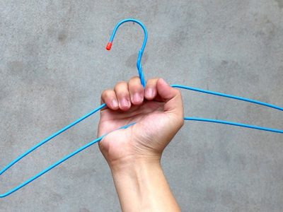Con solo 1 percha de ropa: el truco infalible para secar mejor tus zapatillas cuando las laves