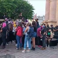 Tras protestas feministas, cesan a dos policías de León por acoso a joven Evelyn