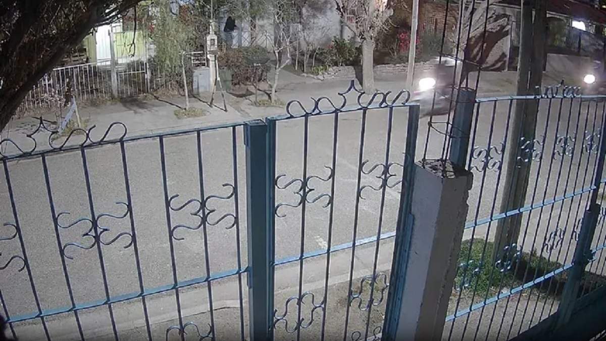 El dueño de casa comenzó a gritar y el ladrón quedó atrapado en la reja cuando escapaba. Fuente (LMN)