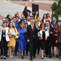 Con manta, gritos de “presidente” y hasta un poema, así recibieron a Ebrard en plenaria de Morena