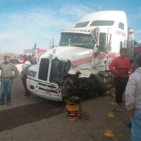 Chocan dos autobuses y un tráiler en Guanajuato; hay 27 heridos