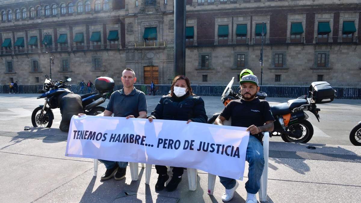 Pedro Carrizales "El Mijis" (der.) en el inicio de la huelga de hambre en el Zócalo