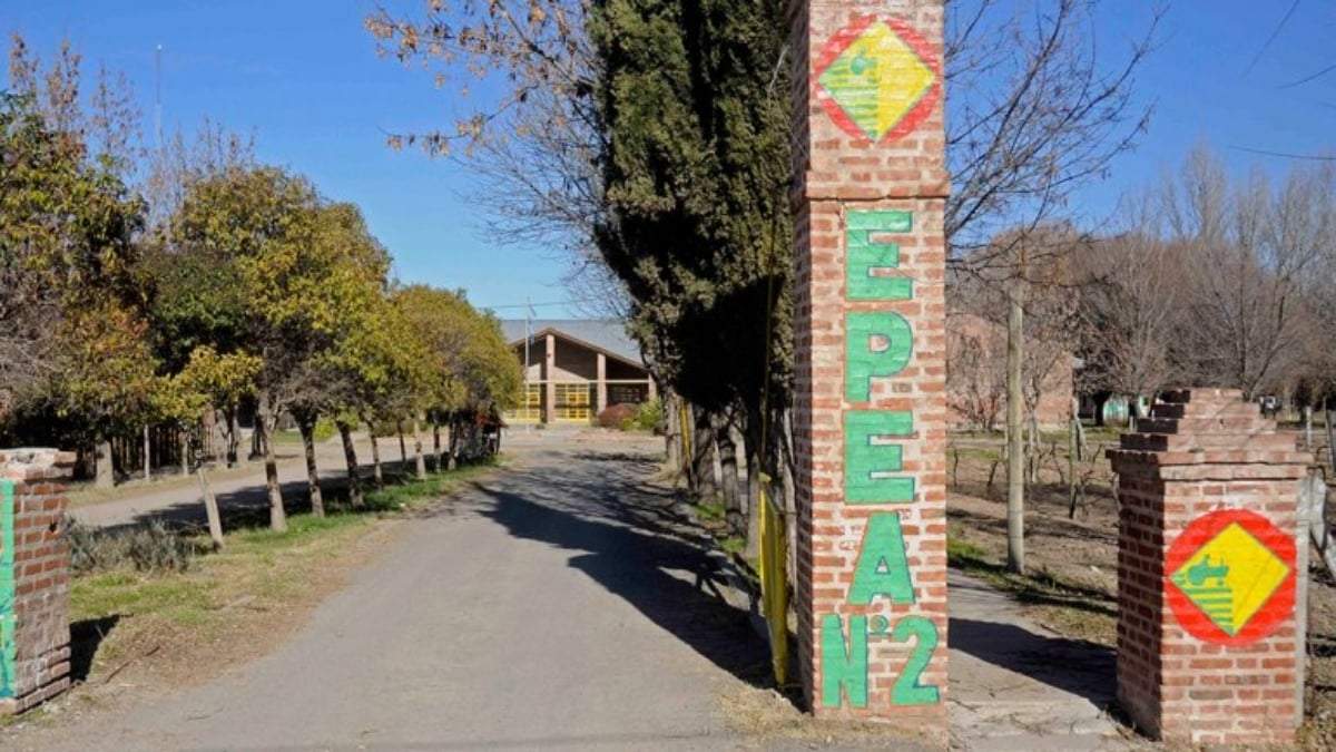 Entrada al EPEA N°2 en Plottier. Fuente: (Twitter)