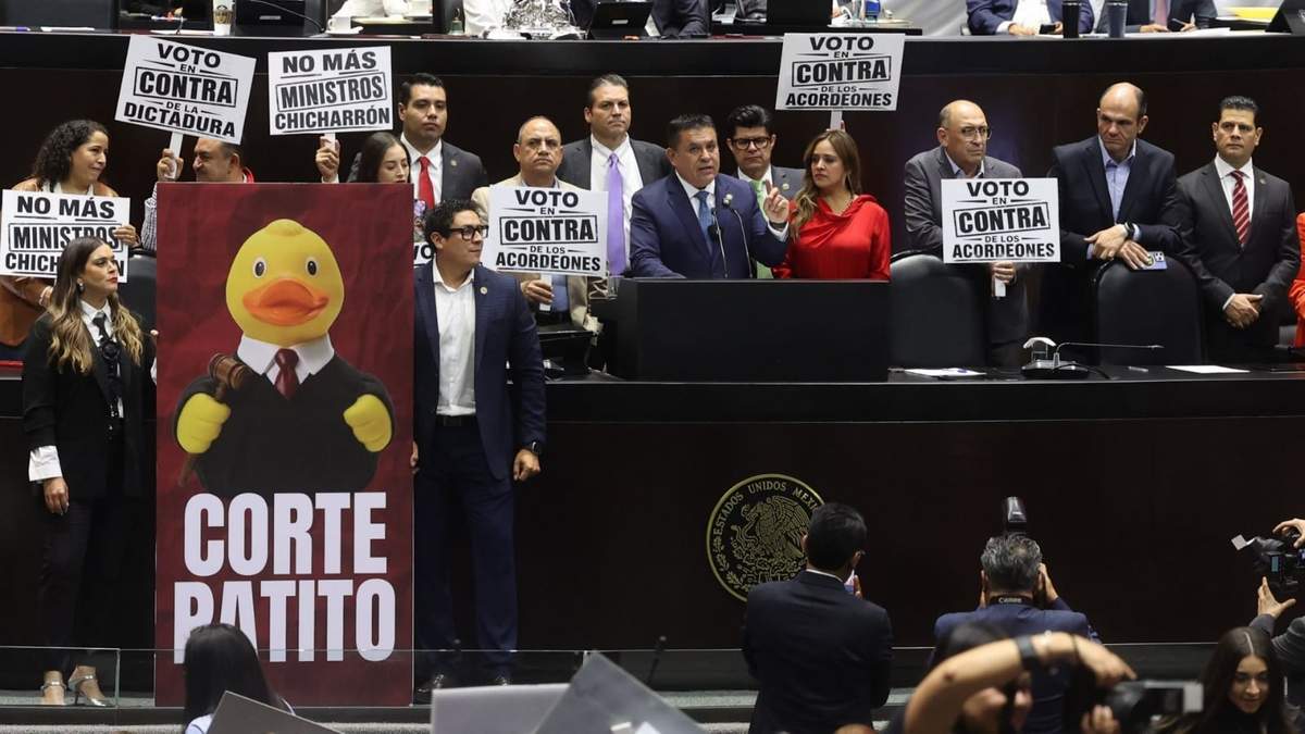 Carteles contra "la Corte patito" y los "acordeones"