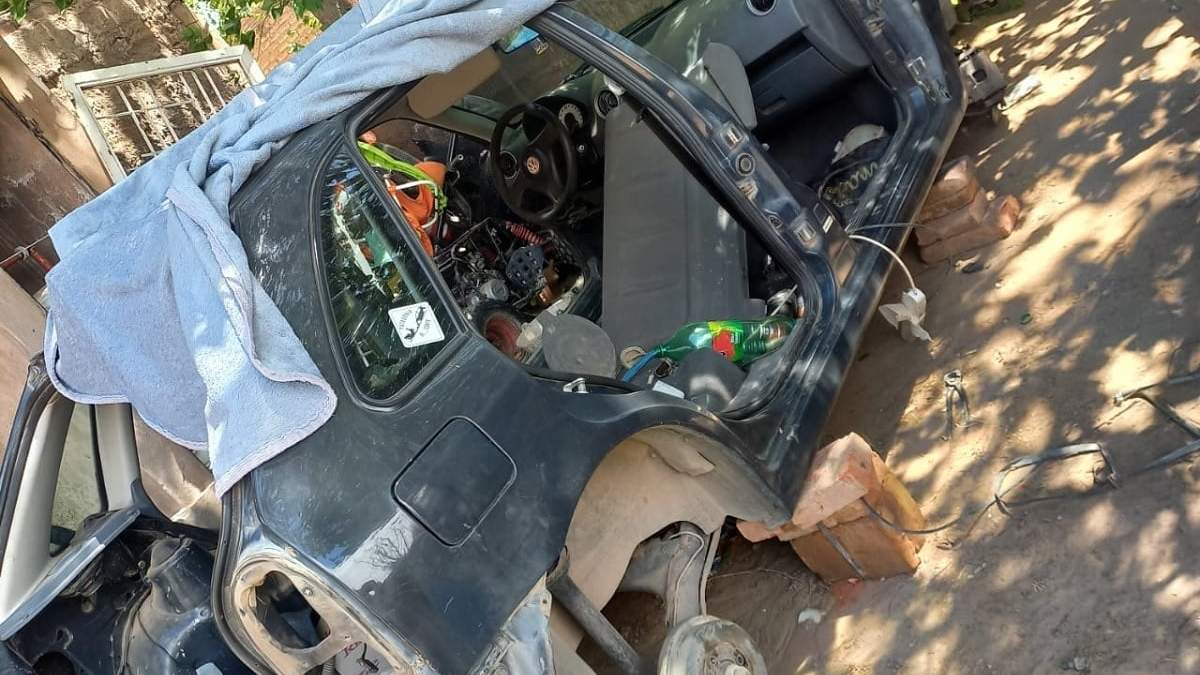 Un VW Gol fue encontrado desguazado en el barrio Cono de Seguridad. Fuente (Policía de Neuquén)