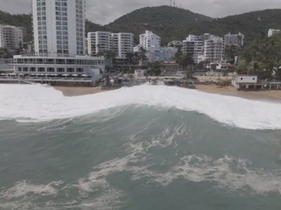 Mar de fondo arrastra a turistas en Acapulco (Video)