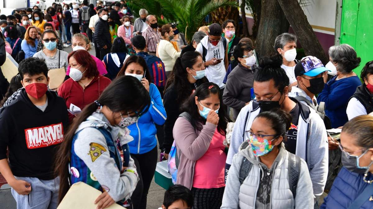 Fila para la vacuna de anti covid-19 en el Centro de Salud Dr. José María Rodríguez