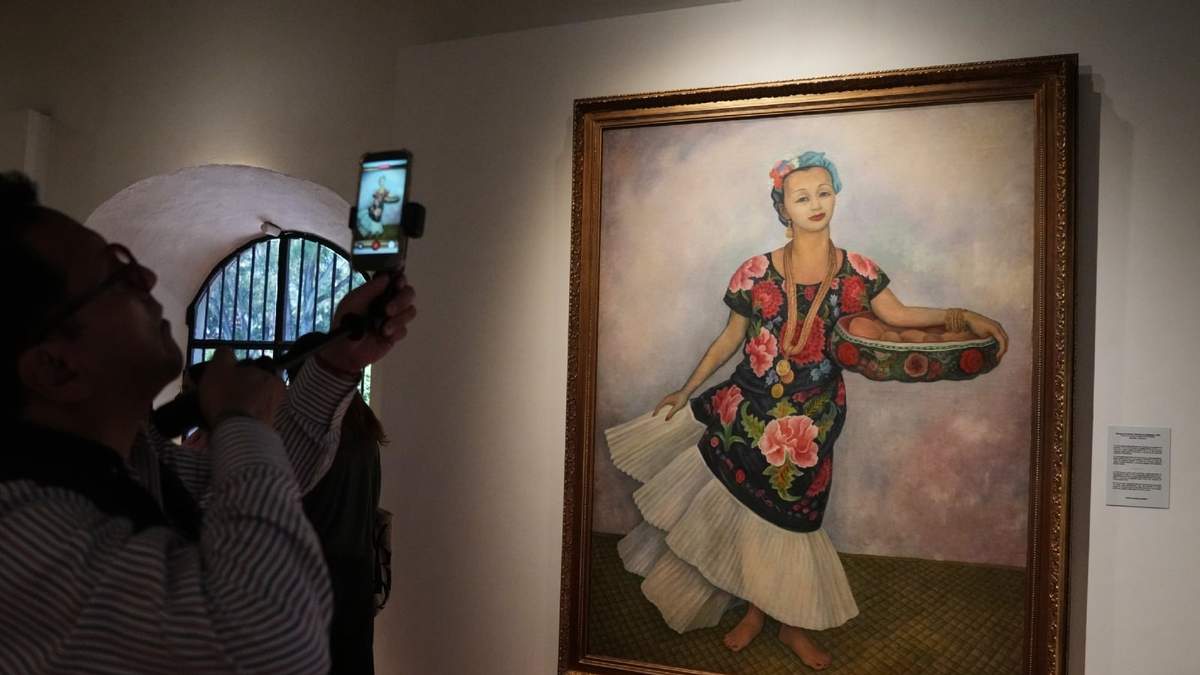 Un retrato de Dolores Olmedo se puede ver durante la reapertura del Museo Dolores Olmedo en la Ciudad de México, el viernes 29 de mayo de 2026
