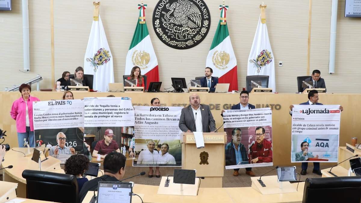 Con notas periodísticas, a manera de evidencia, el coordinador de la bancada del PAN en el Congreso de Guanajuato, Jorge Espadas Galván, acusó a morenistas de mantener vínculos con el narco