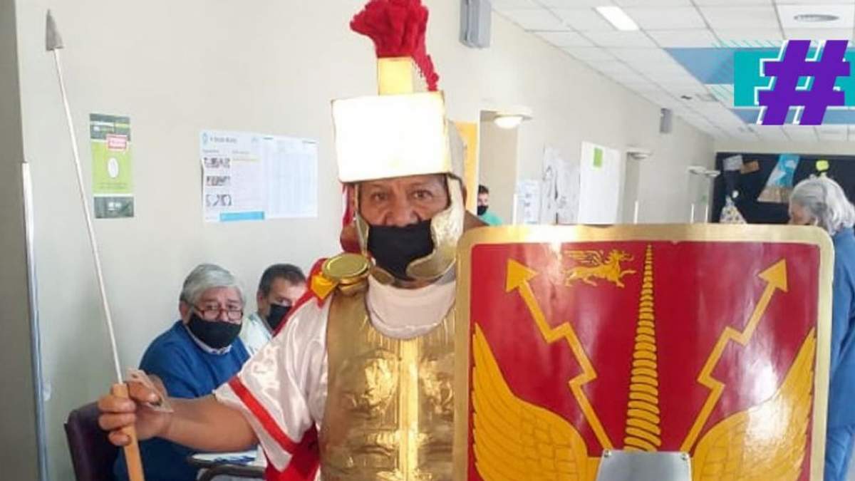 Hombre disfrazado de gladiador en Choele Choel. Fuente: (Twitter)