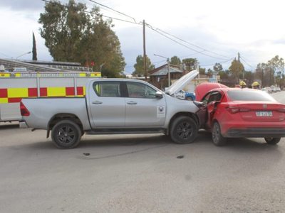 Una policía resultó herida en un choque en Centenario