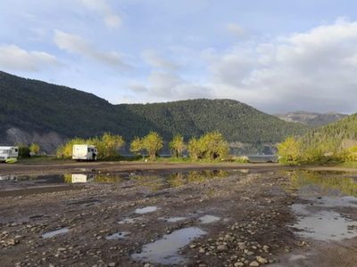 Desalojaron más de 20 vehículos que permanecían en el Lote 49, frente al lago Lácar