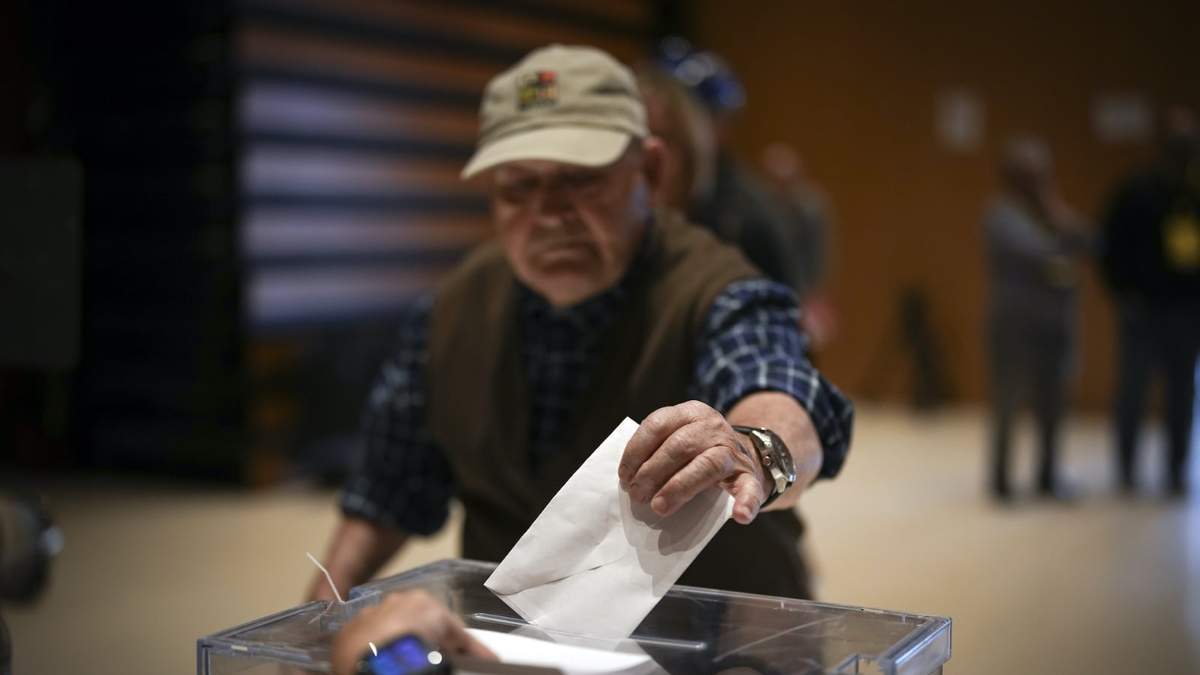 Un votante deposita su boleta en las elecciones regionales de Cataluña en La Roca del Vallès, al norte de Barcelona