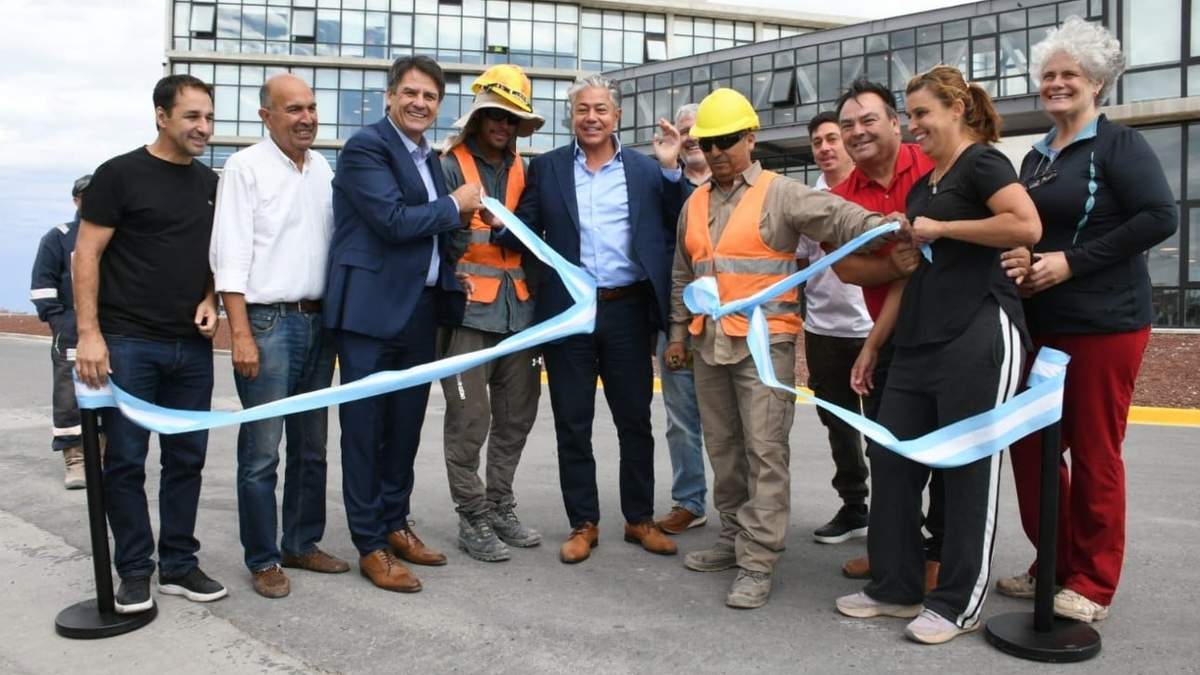 Rolando Figueroa, Mariano Gaido y vecinos en la inauguración del asfalto. Fuente: (Municipalidad de Neuquén)