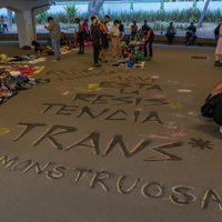 Comerciantes atacan tianguis trans en Glorieta de Insurgentes (Video)