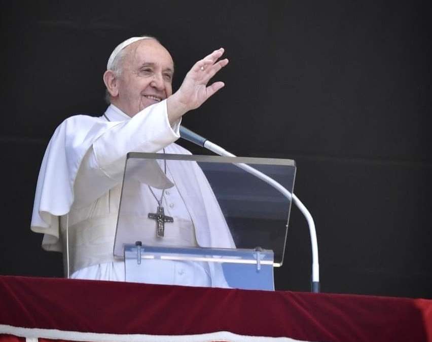 El líder religioso entregó también ayuda económica para paliar los desastres del tifón Rai
