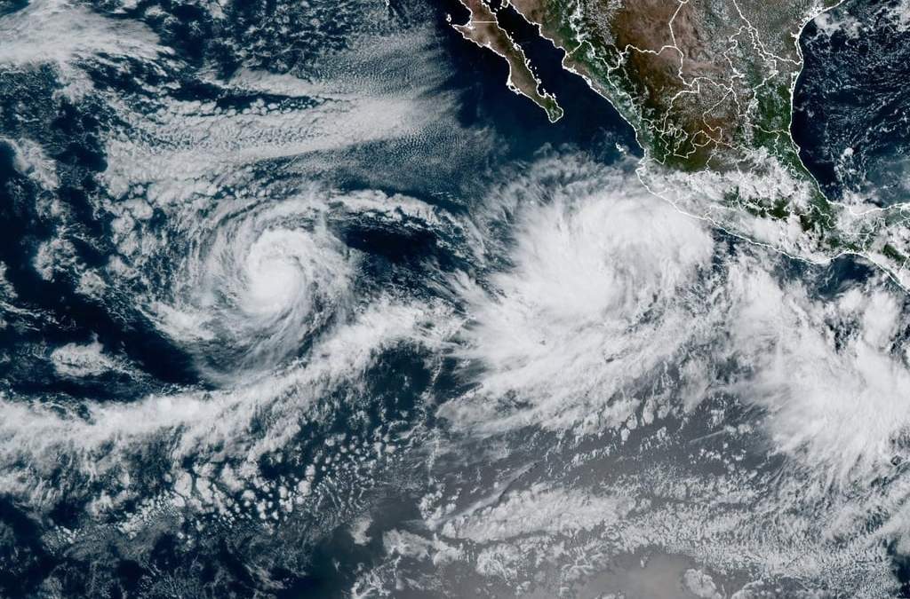 Esta imagen de satélite de la NOAA tomada a las 17:20 de la tarde, hora del este de Estados Unidos, del sábado 4 de octubre de 2025, muestra la tormenta tropical Priscilla en el Océano Pacífico este frente a la costa de México