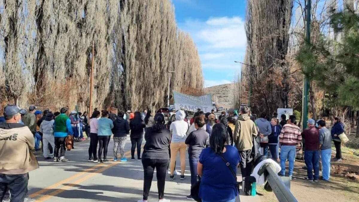 Trabajadores cortaron el acceso a Loncopué. Fuente (LMNeuquén).