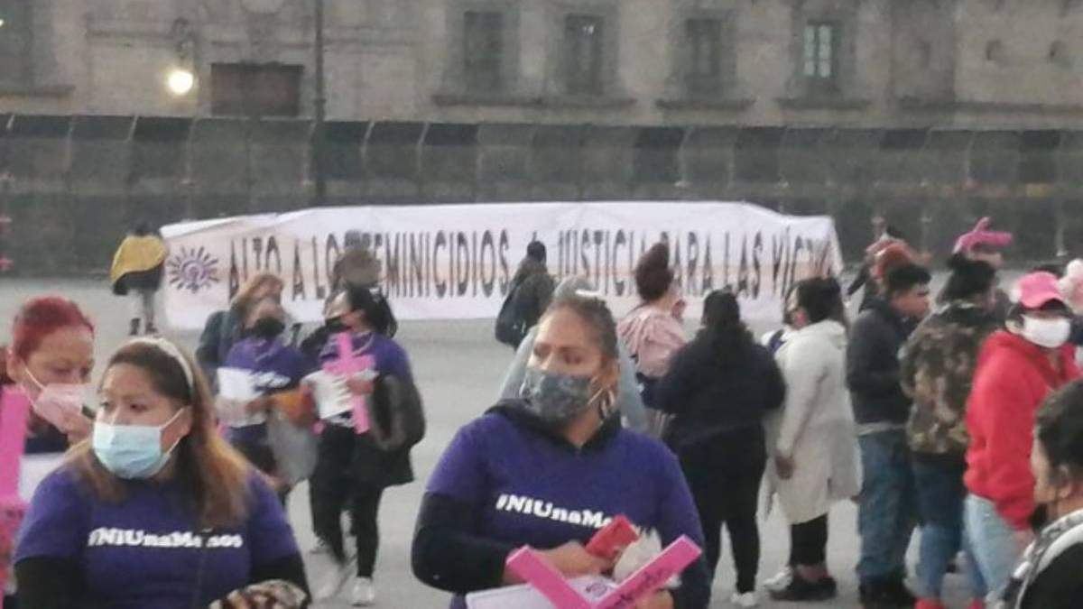 La protesta de mujeres perredistas frente a Palacio Nacional