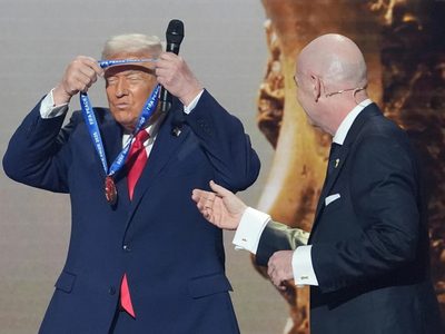 Trump recibe el nuevo premio de la paz de la FIFA durante el sorteo de la Copa Mundial de 2026