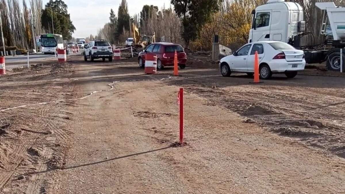 Comenzaron los trabajos sobre la tercera rotonda de Centenario: Fuente: Radio Sayhueque.