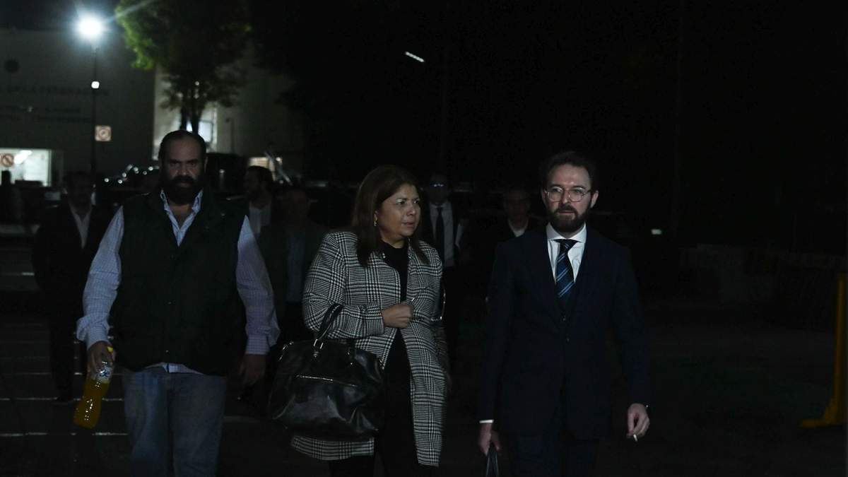 Pablo Campuzano (der.), abogado de Javier Duarte, a su salida de la audiencia en el Reclusorio Norte