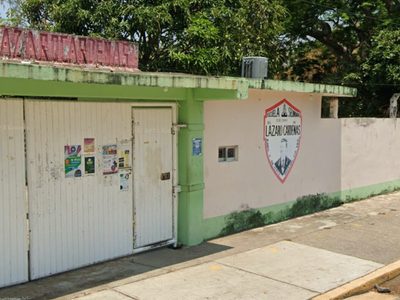 Estudiante de secundaria disfrazado de Joker intenta apuñalar a su maestro en plena clase