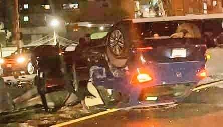 Vehículo volcado tras chocar contra un camión de pasajeros, en la autopista México-Pachuca