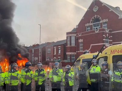 Más de 50 policías heridos en protestas violentas por la muerte de tres niñas en taller Taylor Swift