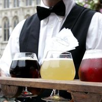 Versión solidaria del happy hour: proponen comprar dos cervezas pero tomar una