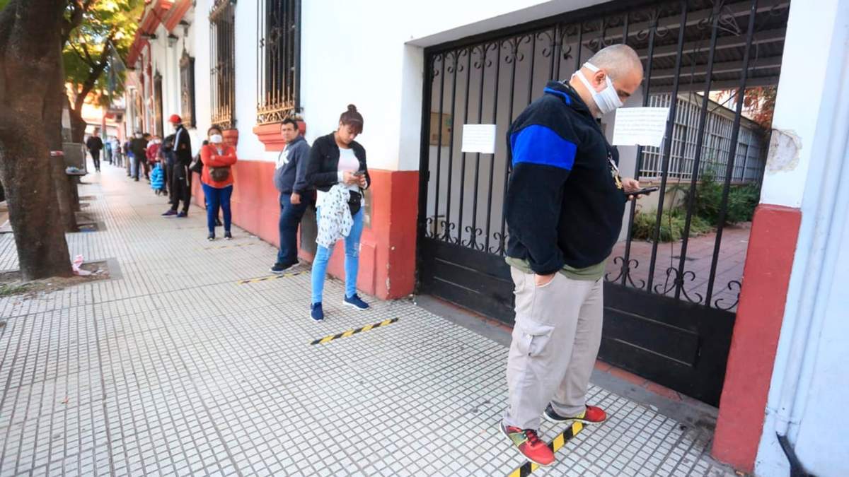 Fila en cuarentena. Fuente: (Instagram).