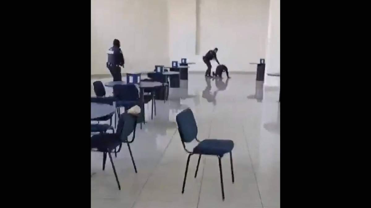 Alejandro Galaviz al ser sometido por policías municipales de Guadalajara
