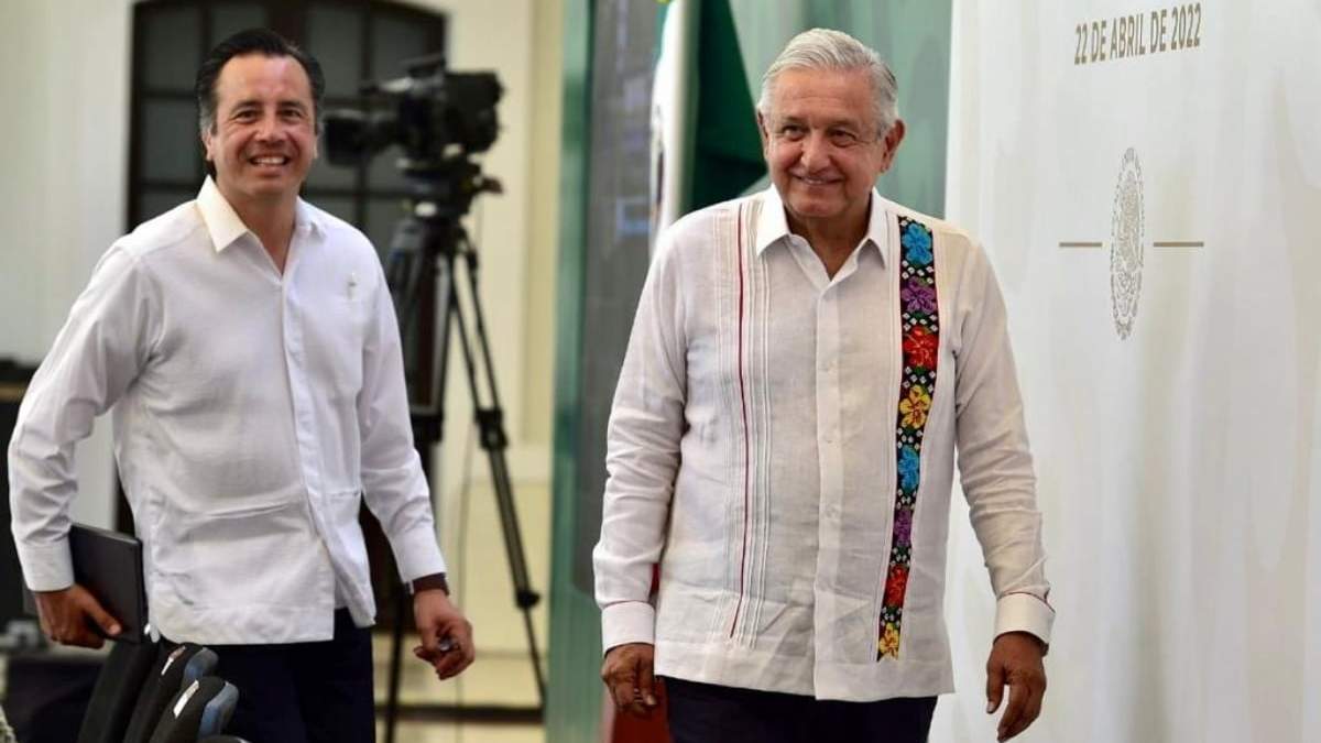 El presidente López Obrador con el gobernador de Veracruz, Cuitláhuac García
