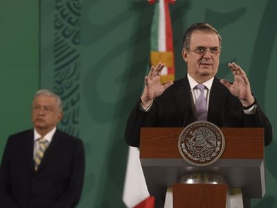Ebrard confirma que buscará la candidatura presidencial por Morena
