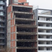 En medio de la lluvia, la nieve llegó a la ciudad de Neuquén y las postales no se hicieron esperar