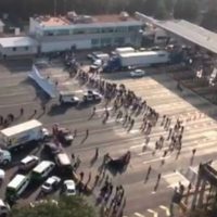 Vecinos de Ecatepec bloquean Circuito Exterior; acusan afectación por obra de OHL