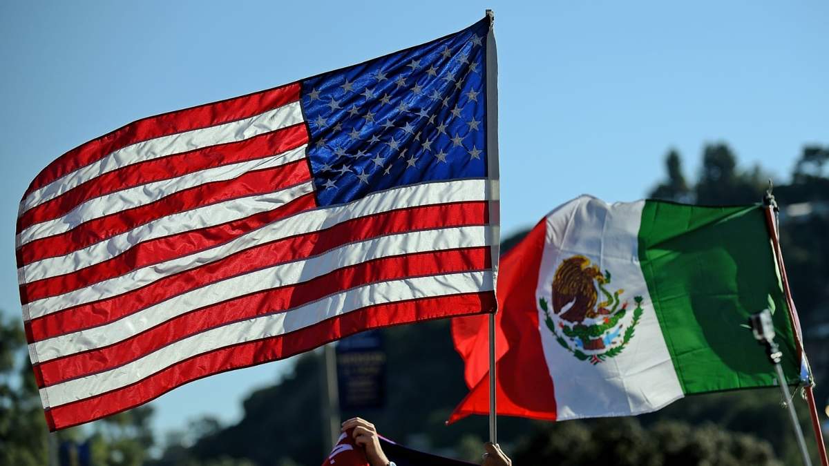 Imagen ilustrativa de las banderas de Estados Unidos y México. Fuente: (Twitter)