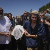 Israelíes incendian viviendas palestinas para vengar asesinatos