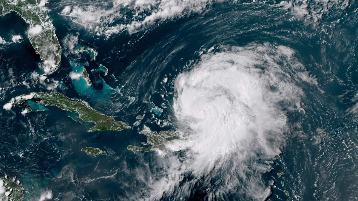 El huracán Ernesto al noroeste de San Juan, Puerto Rico, avanzando hacia aguas abiertas