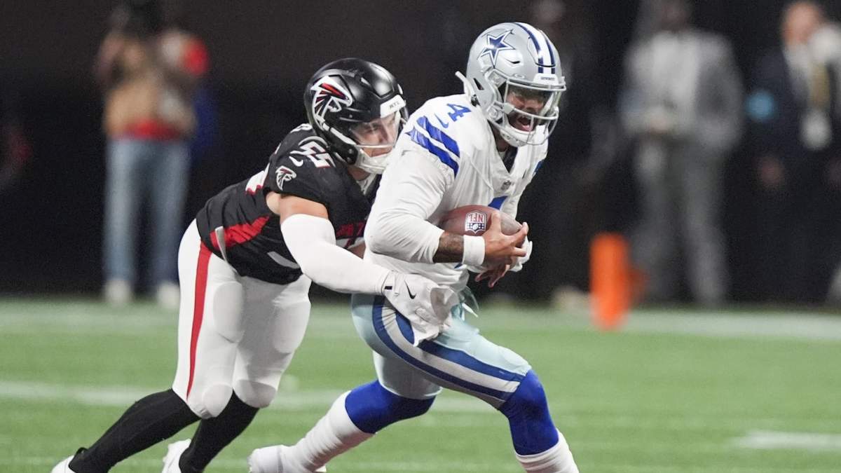 El linebacker de los Falcons de Atlanta, Kaden Elliss, taclea al quarterback de los Cowboys de Dallas, Dak Prescott